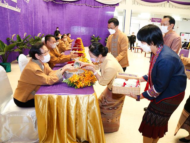 มหาวิทยาลัยพะเยาจัดพิธีสระเกล้าดำหัว นายกสภามหาวิทยาลัยพะเยา และกรรมการสภามหาวิทยาลัยผู้ทรงคุณวุฒิ เนื่องในเทศกาลสงกรานต์
