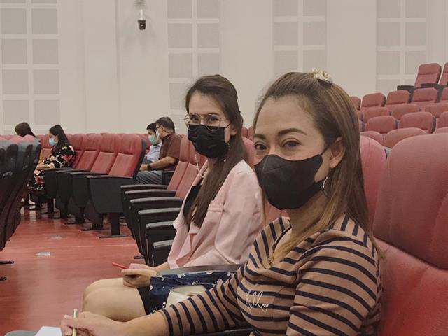 เมื่อวันที่ 22 เมษายน 2565 เวลา 13.00 - 15.30 น. คณะนิติศาสตร์ นำโดย นางสาวนิตต์อลิน ภูริชอุดมอังกูร เจ้าหน้าที่บริหารงานทั่วไป พร้อมด้วย นางสาวมัสยา ชาวบ้านกร่าง นักวิชาการพัสดุ  เข้าร่วมรับฟังแนวทางในการประเมินคณะและหน่วยงานสีเขียว (UP Green) และระบบเก็บข้อมูลมหาวิทยาลัยสีเขียว (UI Green) ณ ห้อง UB 2 อาคาร 99 ปี พระอุบาสีคุณูปมาจารย์ (ปวงธมฺมปญฺโญ) จัดโดย กองอาคารสถานที่ งานสิ่งแวดล้อม ทั้งนี้เพื่อให้การดำเนินเตรียมความพร้อมในการประเมินคณะและหน่วยงานสีเขียว (UP Green)และระบบเก็บข้อมูลมหาวิทยาลัยสีเขียว (UI Green) เป็นไปตามเป้าประสงค์ของแผนยุทธศาสตร์การพัฒนามหาวิทยาลัยพะเยา ประจำปีงบประมาณ พ.ศ. 2565 - 2569