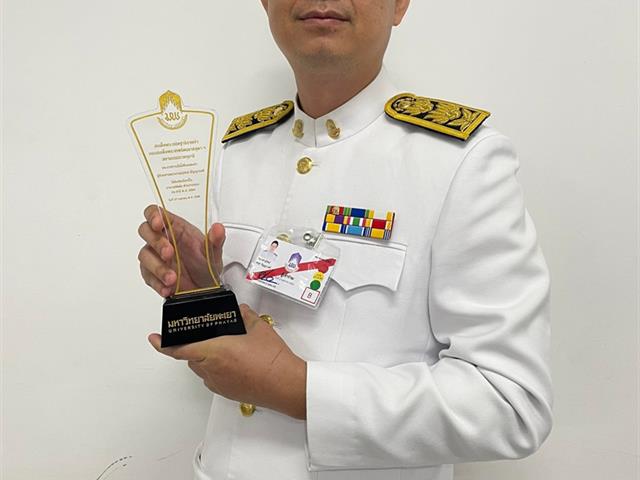 ผศ.สุวิทย์ ปัญญาวงศ์ อาจารย์ประจำคณะนิติศาสตร์ได้รับพระราชทานโล่ห์รางวัลอาจารย์ดีเด่นด้านการสอน