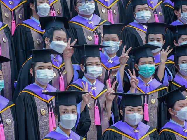 วิทยาลัยการศึกษา มหาวิทยาลัยพะเยา ขอแสดงความยินดี กับบัณฑิต มหาบัณฑิต และดุษฎีบัณฑิต ในพิธีพระราชทานปริญญาบัตร ประจำปีการศึกษา 2563