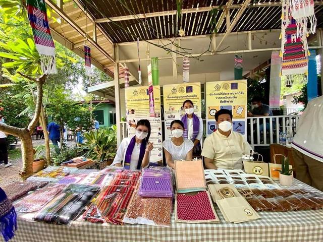 เข้าร่วมกิจกรรมเปิดพื้นที่สร้างสรรค์ทางวัฒนธรรม ณ ร้านนิทานบ้านต้นไม้ เพื่อร่วมจัดจำหน่ายสินค้าที่มีต้นทุนทางวัฒนธรรม สินค้าจากโครงการ U2T ที่คณะนิติศาสตร์ มหาวิทยาลัยพะเยา เป็นผู้รับผิดชอบโครงการ