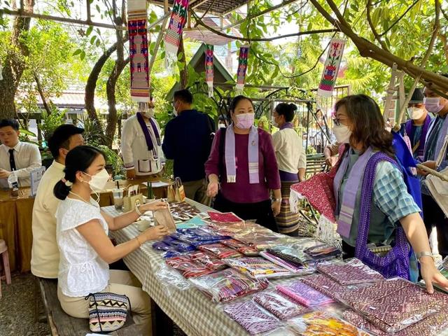 เข้าร่วมกิจกรรมเปิดพื้นที่สร้างสรรค์ทางวัฒนธรรม ณ ร้านนิทานบ้านต้นไม้ เพื่อร่วมจัดจำหน่ายสินค้าที่มีต้นทุนทางวัฒนธรรม สินค้าจากโครงการ U2T ที่คณะนิติศาสตร์ มหาวิทยาลัยพะเยา เป็นผู้รับผิดชอบโครงการ