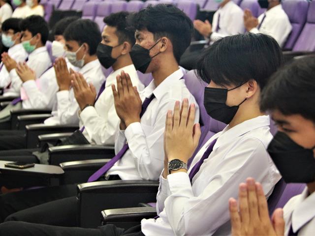 ทำบุญตักบาตรอุปกรณ์การเรียน