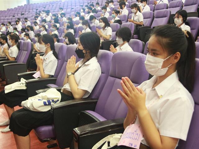 ทำบุญตักบาตรอุปกรณ์การเรียน