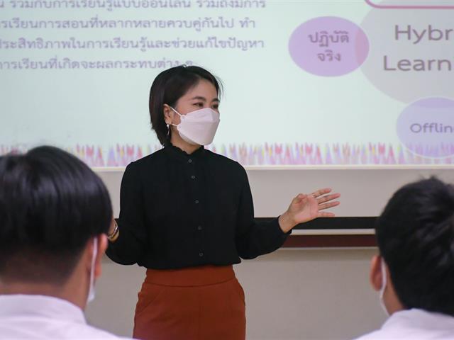 คณบดีวิทยาลัยการศึกษา เข้าเยี่ยมชมการจัดการเรียนการสอนของอาจารย์วิทยาลัยการศึกษา และพบปะนิสิต ในการเปิดชั้นเรียนวันแรก ภาคการศึกษาต้น ปีการศึกษา 2565