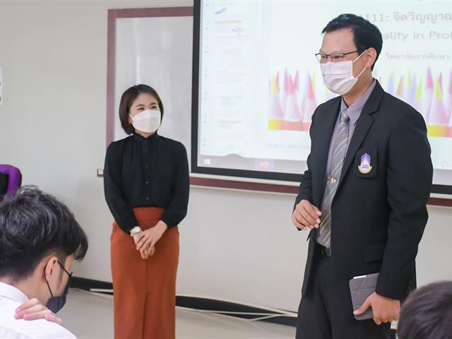 คณบดีวิทยาลัยการศึกษา เข้าเยี่ยมชมการจัดการเรียนการสอนของอาจารย์วิทยาลัยการศึกษา และพบปะนิสิต ในการเปิดชั้นเรียนวันแรก ภาคการศึกษาต้น ปีการศึกษา 2565