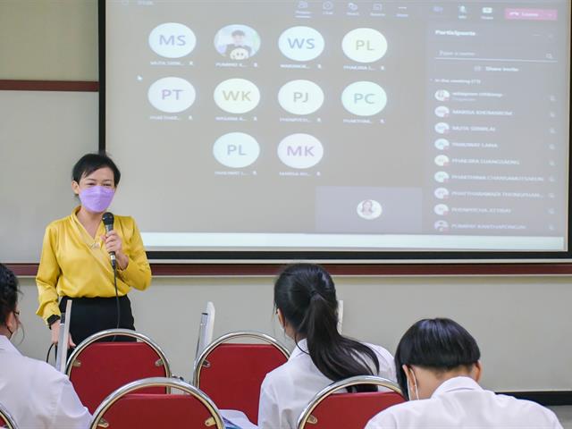 คณบดีวิทยาลัยการศึกษา เข้าเยี่ยมชมการจัดการเรียนการสอนของอาจารย์วิทยาลัยการศึกษา และพบปะนิสิต ในการเปิดชั้นเรียนวันแรก ภาคการศึกษาต้น ปีการศึกษา 2565
