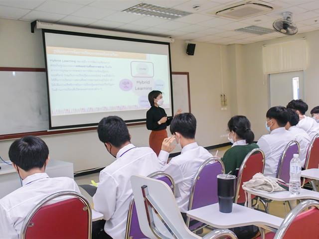 คณบดีวิทยาลัยการศึกษา เข้าเยี่ยมชมการจัดการเรียนการสอนของอาจารย์วิทยาลัยการศึกษา และพบปะนิสิต ในการเปิดชั้นเรียนวันแรก ภาคการศึกษาต้น ปีการศึกษา 2565