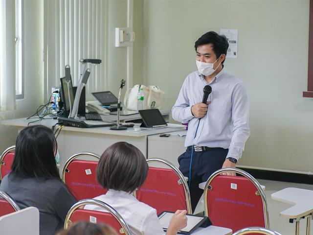 คณบดีวิทยาลัยการศึกษา เข้าเยี่ยมชมการจัดการเรียนการสอนของอาจารย์วิทยาลัยการศึกษา และพบปะนิสิต ในการเปิดชั้นเรียนวันแรก ภาคการศึกษาต้น ปีการศึกษา 2565