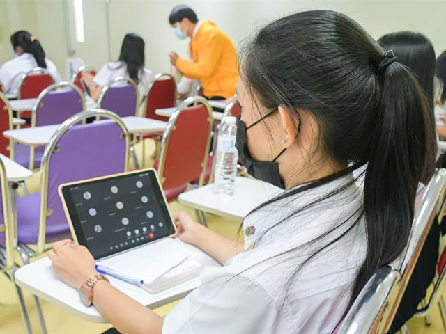 คณบดีวิทยาลัยการศึกษา เข้าเยี่ยมชมการจัดการเรียนการสอนของอาจารย์วิทยาลัยการศึกษา และพบปะนิสิต ในการเปิดชั้นเรียนวันแรก ภาคการศึกษาต้น ปีการศึกษา 2565