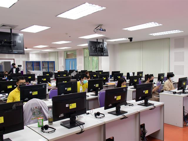 ศูนย์ภาษา คณะศิลปศาสตร์ จัดทดสอบวัดความรู้ภาษาอังกฤษ ระดับปริญญาตรี สำหรับนิสิตรหัส 65 เพื่อเปิดใช้งานโปรแกรมสำเร็จรูป แบบออนไลน์