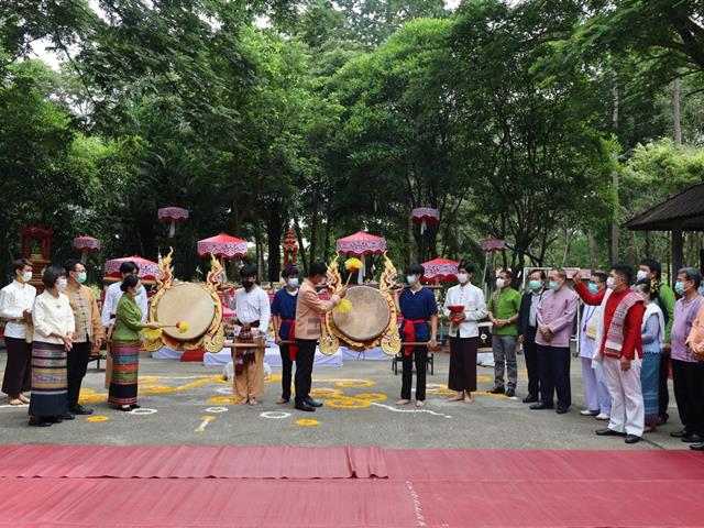 คณบดีคณะสหเวชศาสตร์ ร่วมพิธีไหว้ครูสล่าและไหว้ครูพื้นเมือง (ไหว้ครูกิ๋นอ้อพญา) ของคณะสถาปัตยกรรมศาสตร์และศิลปกรรมศาสตร์ มหาวิทยาลัยพะเยา