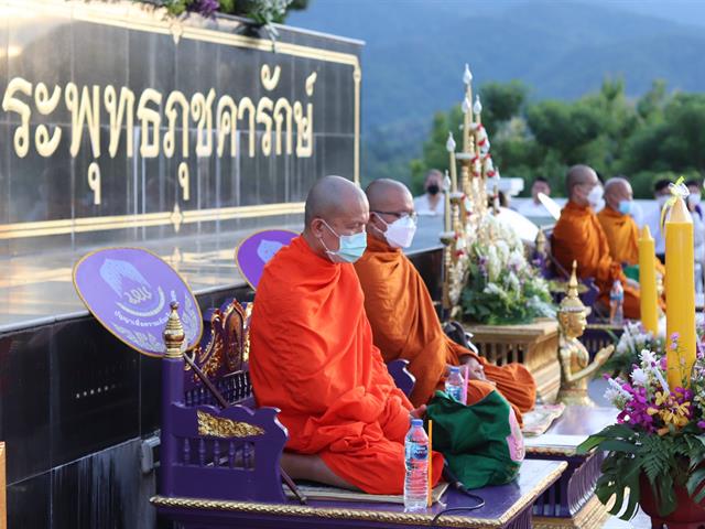 ถวายเทียนพรรษา