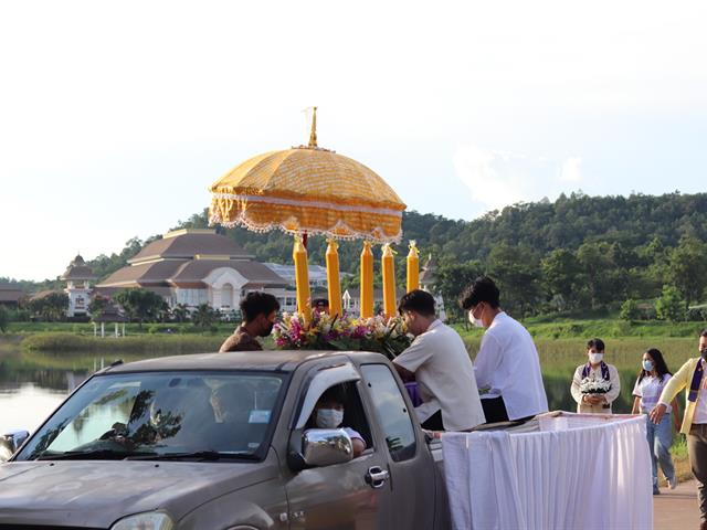 ถวายเทียนพรรษา