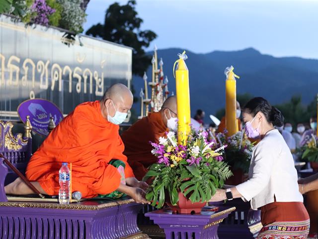 ถวายเทียนพรรษา