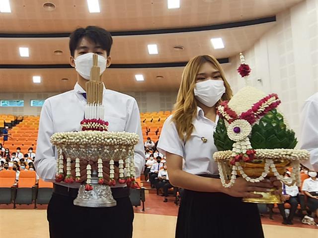 นพฤหัสที่ 7 กรกฎาคม 2565  เวลา 17.00-19.00 น. คณาจารย์คณะนิติศาสตร์ เข้าร่วม "พิธีไหว้ครูคณะนิติศาสตร์ มหาวิทยาลัยพะเยา ประจำปีการศึกษา 2565" ซึ่งจัดขึ้นโดยสโมสรนิสิตคณะนิติศาสตร์มหาวิทยาลัยพะเยา ในการนี้ ผู้ช่วยศาสตราจารย์อุดม งามเมืองสกุล คณบดีคณะนิติศาสตร์ ได้เจิมประมวลกฎหมายเพื่อความเป็นสิริมงคล และให้โอวาทแก่นิสิตร่วมกับคณาจารย์ทุกท่านที่มาร่วมพิธี ณ ห้องประชุม UB005 อาคาร 99 ปี พระอุบาลีคุณูปมาจารย์