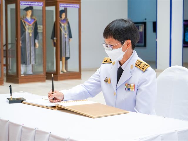 พิธีถวายสัตย์ปฏิญาณเพื่อเป็นพนักงานมหาวิทยาลัยที่ดีและพลังของแผ่นดิน