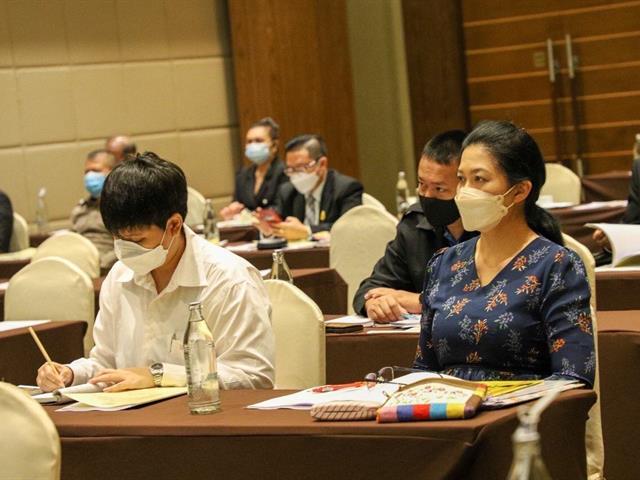 วันที่ 26 กรกฎาคม 2565 เวลา 09.00-12.00 น. ณ โรงแรมเซ็นทรา บาย เซ็นทารา ศูนย์ราชการ และคอนเวนชันเซ็นเตอร์ แจ้งวัฒนะ คณะผู้วิจัยจากคณะนิติศาสตร์ มหาวิทยาลัยพะเยา ประกอบด้วยผู้ช่วยศาสตราจารย์อุดม งามเมืองสกุล (หัวหน้าโครงการวิจัย) ผู้ช่วยศาสตราจารย์ ดร.วิมลเรขา ศิริชัยราวรรณ, ผู้ช่วยศาสตราจารย์กฤษฎา ใจแก้วทิ และผู้ช่วยศาสตราจารย์เฉลิมวุฒิ สาระกิจ ซึ่งได้รับทุนวิจัยจากสำนักงานกิจการยุติธรรม (สกธ.) กระทรวงยุติธรรม ได้รับเชิญให้เข้าร่วมนำเสนอผลการศึกษาในโครงการวิจัย เรื่อง "การศึกษาสถานการณ์และประเมินผลสำเร็จของมาตรการไกล่เกลี่ยข้อพิพาทของประเทศไทยในปัจจุบัน" (ภายใต้ชุดโครงการวิจัยเพื่อหันเหผู้กระทำผิดออกจากกระบวนการยุติธรรม)  ทั้งนี้ โครงการวิจัยดังกล่าว มีวัตถุประสงค์สำคัญ 5 ประการ คือ 1) เพื่อศึกษาถึงสถานการณ์หรือแนวทางการใช้มาตรการไกล่เกลี่ยข้อพิพาทในชั้นพนักงานสอบสวน พนักงานอัยการ ศูนย์ไกล่เกลี่ยข้อพิพาทภาคประชาชนของกรมคุ้มครองสิทธิและเสรีภาพ และหน่วยงานที่เกี่ยวข้องอื่น ๆ เพื่อให้เห็นถึงสถานการณ์การนำมาตรการไกล่เกลี่ยข้อพิพาทมาใช้ในประเทศไทยปัจจุบัน 2) เพื่อศึกษาทบทวนกฎหมาย ระเบียบ แนวทางปฏิบัติและมาตรการที่เกี่ยวข้องของการไกล่เกลี่ยข้อพิพาทในชั้นก่อนการพิจารณาคดีของศาล รวมถึงบทบาทของผู้ไกล่เกลี่ยข้อพิพาทว่าสามารถป้องกันการกระทำความผิดและลดการกระทำผิดซ้ำได้อย่างมีประสิทธิภาพเพียงใด 3) เพื่อศึกษาถึงแนวคิด ทฤษฎี สถิติที่เกี่ยวข้องกับมาตรการการไกล่เกลี่ยข้อพิพาทของประเทศไทยในชั้นก่อนการพิจารณาคดีของศาลก่อนมีการประกาศใช้พระราชบัญญัติการไกล่เกลี่ยข้อพิพาท พ.ศ. 2562 เปรียบเทียบกับหลังประกาศใช้พระราชบัญญัติการไกล่เกลี่ยข้อพิพาท พ.ศ. 2562  4) เพื่อศึกษาถึงสถานการณ์ กฎหมายหรือแนวทางปฏิบัติ (Best Practice) ที่เกี่ยวข้องกับมาตรการการไกล่เกลี่ยข้อพิพาทในชั้นก่อนการพิจารณาคดีของศาลของต่างประเทศ เพื่อนำมาศึกษาเปรียบเทียบกับมาตรการการไกล่เกลี่ยข้อพิพาทในชั้นก่อนการพิจารณาคดีของศาลของประเทศไทย ในการที่จะบรรลุวัตถุประสงค์ในการกำหนดข้อเสนอแนะในการแก้ไขกฎหมายไทย และทำให้คนเข้าสู่กระบวนการยุติธรรมลดน้อยลง 5) เพื่อพัฒนาเครื่องมือในการไกล่เกลี่ยข้อพิพาทที่มีประสิทธิภาพและได้ข้อเสนอแนะแนวทางในการนำแนวคิดมาตรการการไกล่เกลี่ยข้อพิพาทในชั้นก่อนการพิจารณาคดีของศาล มาใช้ในการลดปริมาณคดีที่เข้าสู่การพิจารณาของศาลในประเทศไทย ซึ่งประกอบด้วย รูปแบบของระบบบริหารงานการไกล่เกลี่ยข้อพิพาทของประเทศไทย และเครื่องมือในการประเมินประสิทธิภาพ ประสิทธิผลในการไกล่เกลี่ยข้อพิพาท