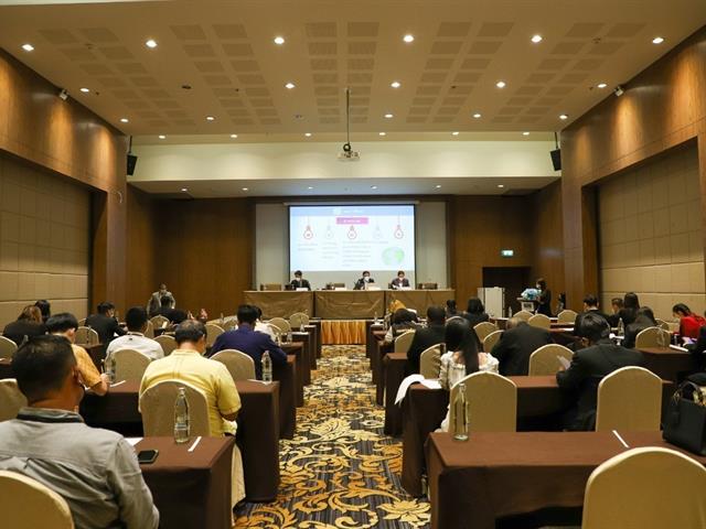วันที่ 26 กรกฎาคม 2565 เวลา 09.00-12.00 น. ณ โรงแรมเซ็นทรา บาย เซ็นทารา ศูนย์ราชการ และคอนเวนชันเซ็นเตอร์ แจ้งวัฒนะ คณะผู้วิจัยจากคณะนิติศาสตร์ มหาวิทยาลัยพะเยา ประกอบด้วยผู้ช่วยศาสตราจารย์อุดม งามเมืองสกุล (หัวหน้าโครงการวิจัย) ผู้ช่วยศาสตราจารย์ ดร.วิมลเรขา ศิริชัยราวรรณ, ผู้ช่วยศาสตราจารย์กฤษฎา ใจแก้วทิ และผู้ช่วยศาสตราจารย์เฉลิมวุฒิ สาระกิจ ซึ่งได้รับทุนวิจัยจากสำนักงานกิจการยุติธรรม (สกธ.) กระทรวงยุติธรรม ได้รับเชิญให้เข้าร่วมนำเสนอผลการศึกษาในโครงการวิจัย เรื่อง "การศึกษาสถานการณ์และประเมินผลสำเร็จของมาตรการไกล่เกลี่ยข้อพิพาทของประเทศไทยในปัจจุบัน" (ภายใต้ชุดโครงการวิจัยเพื่อหันเหผู้กระทำผิดออกจากกระบวนการยุติธรรม)  ทั้งนี้ โครงการวิจัยดังกล่าว มีวัตถุประสงค์สำคัญ 5 ประการ คือ 1) เพื่อศึกษาถึงสถานการณ์หรือแนวทางการใช้มาตรการไกล่เกลี่ยข้อพิพาทในชั้นพนักงานสอบสวน พนักงานอัยการ ศูนย์ไกล่เกลี่ยข้อพิพาทภาคประชาชนของกรมคุ้มครองสิทธิและเสรีภาพ และหน่วยงานที่เกี่ยวข้องอื่น ๆ เพื่อให้เห็นถึงสถานการณ์การนำมาตรการไกล่เกลี่ยข้อพิพาทมาใช้ในประเทศไทยปัจจุบัน 2) เพื่อศึกษาทบทวนกฎหมาย ระเบียบ แนวทางปฏิบัติและมาตรการที่เกี่ยวข้องของการไกล่เกลี่ยข้อพิพาทในชั้นก่อนการพิจารณาคดีของศาล รวมถึงบทบาทของผู้ไกล่เกลี่ยข้อพิพาทว่าสามารถป้องกันการกระทำความผิดและลดการกระทำผิดซ้ำได้อย่างมีประสิทธิภาพเพียงใด 3) เพื่อศึกษาถึงแนวคิด ทฤษฎี สถิติที่เกี่ยวข้องกับมาตรการการไกล่เกลี่ยข้อพิพาทของประเทศไทยในชั้นก่อนการพิจารณาคดีของศาลก่อนมีการประกาศใช้พระราชบัญญัติการไกล่เกลี่ยข้อพิพาท พ.ศ. 2562 เปรียบเทียบกับหลังประกาศใช้พระราชบัญญัติการไกล่เกลี่ยข้อพิพาท พ.ศ. 2562  4) เพื่อศึกษาถึงสถานการณ์ กฎหมายหรือแนวทางปฏิบัติ (Best Practice) ที่เกี่ยวข้องกับมาตรการการไกล่เกลี่ยข้อพิพาทในชั้นก่อนการพิจารณาคดีของศาลของต่างประเทศ เพื่อนำมาศึกษาเปรียบเทียบกับมาตรการการไกล่เกลี่ยข้อพิพาทในชั้นก่อนการพิจารณาคดีของศาลของประเทศไทย ในการที่จะบรรลุวัตถุประสงค์ในการกำหนดข้อเสนอแนะในการแก้ไขกฎหมายไทย และทำให้คนเข้าสู่กระบวนการยุติธรรมลดน้อยลง 5) เพื่อพัฒนาเครื่องมือในการไกล่เกลี่ยข้อพิพาทที่มีประสิทธิภาพและได้ข้อเสนอแนะแนวทางในการนำแนวคิดมาตรการการไกล่เกลี่ยข้อพิพาทในชั้นก่อนการพิจารณาคดีของศาล มาใช้ในการลดปริมาณคดีที่เข้าสู่การพิจารณาของศาลในประเทศไทย ซึ่งประกอบด้วย รูปแบบของระบบบริหารงานการไกล่เกลี่ยข้อพิพาทของประเทศไทย และเครื่องมือในการประเมินประสิทธิภาพ ประสิทธิผลในการไกล่เกลี่ยข้อพิพาท