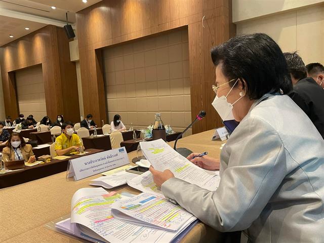 วันที่ 26 กรกฎาคม 2565 เวลา 09.00-12.00 น. ณ โรงแรมเซ็นทรา บาย เซ็นทารา ศูนย์ราชการ และคอนเวนชันเซ็นเตอร์ แจ้งวัฒนะ คณะผู้วิจัยจากคณะนิติศาสตร์ มหาวิทยาลัยพะเยา ประกอบด้วยผู้ช่วยศาสตราจารย์อุดม งามเมืองสกุล (หัวหน้าโครงการวิจัย) ผู้ช่วยศาสตราจารย์ ดร.วิมลเรขา ศิริชัยราวรรณ, ผู้ช่วยศาสตราจารย์กฤษฎา ใจแก้วทิ และผู้ช่วยศาสตราจารย์เฉลิมวุฒิ สาระกิจ ซึ่งได้รับทุนวิจัยจากสำนักงานกิจการยุติธรรม (สกธ.) กระทรวงยุติธรรม ได้รับเชิญให้เข้าร่วมนำเสนอผลการศึกษาในโครงการวิจัย เรื่อง "การศึกษาสถานการณ์และประเมินผลสำเร็จของมาตรการไกล่เกลี่ยข้อพิพาทของประเทศไทยในปัจจุบัน" (ภายใต้ชุดโครงการวิจัยเพื่อหันเหผู้กระทำผิดออกจากกระบวนการยุติธรรม)  ทั้งนี้ โครงการวิจัยดังกล่าว มีวัตถุประสงค์สำคัญ 5 ประการ คือ 1) เพื่อศึกษาถึงสถานการณ์หรือแนวทางการใช้มาตรการไกล่เกลี่ยข้อพิพาทในชั้นพนักงานสอบสวน พนักงานอัยการ ศูนย์ไกล่เกลี่ยข้อพิพาทภาคประชาชนของกรมคุ้มครองสิทธิและเสรีภาพ และหน่วยงานที่เกี่ยวข้องอื่น ๆ เพื่อให้เห็นถึงสถานการณ์การนำมาตรการไกล่เกลี่ยข้อพิพาทมาใช้ในประเทศไทยปัจจุบัน 2) เพื่อศึกษาทบทวนกฎหมาย ระเบียบ แนวทางปฏิบัติและมาตรการที่เกี่ยวข้องของการไกล่เกลี่ยข้อพิพาทในชั้นก่อนการพิจารณาคดีของศาล รวมถึงบทบาทของผู้ไกล่เกลี่ยข้อพิพาทว่าสามารถป้องกันการกระทำความผิดและลดการกระทำผิดซ้ำได้อย่างมีประสิทธิภาพเพียงใด 3) เพื่อศึกษาถึงแนวคิด ทฤษฎี สถิติที่เกี่ยวข้องกับมาตรการการไกล่เกลี่ยข้อพิพาทของประเทศไทยในชั้นก่อนการพิจารณาคดีของศาลก่อนมีการประกาศใช้พระราชบัญญัติการไกล่เกลี่ยข้อพิพาท พ.ศ. 2562 เปรียบเทียบกับหลังประกาศใช้พระราชบัญญัติการไกล่เกลี่ยข้อพิพาท พ.ศ. 2562  4) เพื่อศึกษาถึงสถานการณ์ กฎหมายหรือแนวทางปฏิบัติ (Best Practice) ที่เกี่ยวข้องกับมาตรการการไกล่เกลี่ยข้อพิพาทในชั้นก่อนการพิจารณาคดีของศาลของต่างประเทศ เพื่อนำมาศึกษาเปรียบเทียบกับมาตรการการไกล่เกลี่ยข้อพิพาทในชั้นก่อนการพิจารณาคดีของศาลของประเทศไทย ในการที่จะบรรลุวัตถุประสงค์ในการกำหนดข้อเสนอแนะในการแก้ไขกฎหมายไทย และทำให้คนเข้าสู่กระบวนการยุติธรรมลดน้อยลง 5) เพื่อพัฒนาเครื่องมือในการไกล่เกลี่ยข้อพิพาทที่มีประสิทธิภาพและได้ข้อเสนอแนะแนวทางในการนำแนวคิดมาตรการการไกล่เกลี่ยข้อพิพาทในชั้นก่อนการพิจารณาคดีของศาล มาใช้ในการลดปริมาณคดีที่เข้าสู่การพิจารณาของศาลในประเทศไทย ซึ่งประกอบด้วย รูปแบบของระบบบริหารงานการไกล่เกลี่ยข้อพิพาทของประเทศไทย และเครื่องมือในการประเมินประสิทธิภาพ ประสิทธิผลในการไกล่เกลี่ยข้อพิพาท