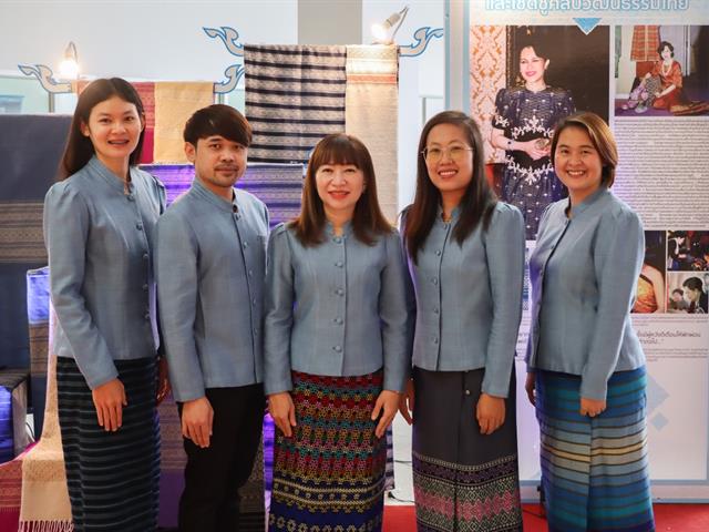 กองแผนงาน มหาวิทยาลัยพะเยา พร้อมใจสวมใส่เสื้อผ้าไทยสีฟ้า เพื่อเฉลิมพระเกียรติ สมเด็จพระนางเจ้าสิริกิติ์ พระบรมราชินีนาถ พระบรมราชชนนีพันปีหลวง เนื่องในโอกาสวันเฉลิมพระชนมพรรษา 90 พรรษา