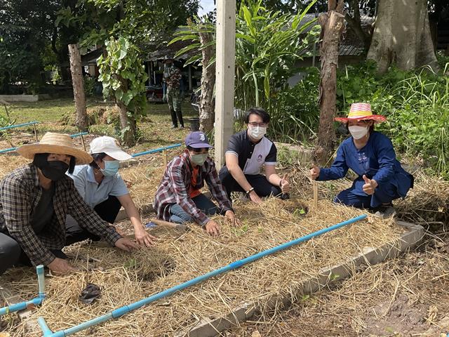 คณะเภสัชศาสตร์มหาวิทยาลัยพะเยา แลกเปลี่ยนเรียนรู้ด้านการปลูกสมุนไพรกับผู้นำชุมชน เพื่อสนองพันธกิจด้านทำนุบำรุงศิลปะวัฒนธรรม ภายใต้"โครงการผลิตภัณฑ์เสริมสุขภาพจากแอ่งแถะ" 
