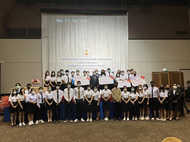 คณะนิติศาสตร์ ขอแสดงความชื่นชมยินดีกับตัวแทนนิสิตคณะนิติศาสตร์ 1. นางสาว ปิยะรัตน์ รัศมีบรรเจิด ชั้นปี 4 และ 2. นางสาวเนตรชนก พวงแก้ว ชั้นปี 3 ที่ ได้รับรางวัล🥇"ชนะเลิศ การตอบปัญหากฎหมายรอบคัดเลือกระดับภูมิภาค สำนักงานศาลยุติธรรมภาค 5"✨️ ❤️โดยทีมที่ได้รับรางวัลการแข่งขัน ซึ่งมีคะแนนสูงสุด 3 ทีมแรก จะเป็นตัวแทนภาคเหนือ เข้าแข่งขันในระดับประเทศในลำดับต่อไป ได้แก่ 1. 🥇รางวัลชนะเลิศ มหาวิทยาลัยพะเยา ทีม A  2. 🥈รางวัลรองชนะเลิศ อันดับ 1 มหาวิทยาลัยธรรมศาสตร์ศูนย์ลำปาง ทีม A 3. 🥉รางวัลรองชนะเลิศ อันดับ 2 มหาวิทยาลัยแม่ฟ้าหลวง ทีม A
