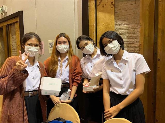 คณะนิติศาสตร์ ขอแสดงความชื่นชมยินดีกับตัวแทนนิสิตคณะนิติศาสตร์ 1. นางสาว ปิยะรัตน์ รัศมีบรรเจิด ชั้นปี 4 และ 2. นางสาวเนตรชนก พวงแก้ว ชั้นปี 3 ที่ ได้รับรางวัล🥇"ชนะเลิศ การตอบปัญหากฎหมายรอบคัดเลือกระดับภูมิภาค สำนักงานศาลยุติธรรมภาค 5"✨️ ❤️โดยทีมที่ได้รับรางวัลการแข่งขัน ซึ่งมีคะแนนสูงสุด 3 ทีมแรก จะเป็นตัวแทนภาคเหนือ เข้าแข่งขันในระดับประเทศในลำดับต่อไป ได้แก่ 1. 🥇รางวัลชนะเลิศ มหาวิทยาลัยพะเยา ทีม A  2. 🥈รางวัลรองชนะเลิศ อันดับ 1 มหาวิทยาลัยธรรมศาสตร์ศูนย์ลำปาง ทีม A 3. 🥉รางวัลรองชนะเลิศ อันดับ 2 มหาวิทยาลัยแม่ฟ้าหลวง ทีม A