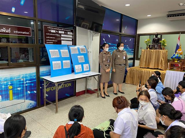 มื่อวันที่ 22 สิงหาคม 2565 คณะนิติศาสตร์ มหาวิทยาลัยพะเยา นำโดย อาจารย์อุดมศักดิ์ จิรกาลกุลเกษม อาจารย์ผู้สอนรายวิชากฎหมายการแพทย์และนิติวิทยาศาสตร์เบื้องต้น ได้ดำเนินกิจกรรมการศึกษาดูงานด้านนิติวิทยาศาสตร์ ภายใต้โครงการอบรมสัมมนาเพื่อฝึกประสบการณ์และพัฒนาทักษะวิชาชีพทางกฎหมาย โดยนำนิสิตในรายวิชาดังกล่าวเข้าศึกษาดูงานและขั้นตอนของการตรวจและพิสูจน์หลักฐาน ณ ศูนย์พิสูจน์หลักฐาน 5 จังหวัดลำปาง ทั้งนี้มีวัตถุประสงค์เพื่อให้นิสิตได้มีความรู้ความเข้าใจบทบาทและความสำคัญของกฎหมายการแพทย์และนิติวิทยาศาสตร์ วิทยาการทางการแพทย์ที่สัมพันธ์กับการใช้กฎหมาย ความรู้เบื้องต้นเกี่ยวกับนิติวิทยาศาสตร์ การชันสูตรพลิกศพและการพิสูจน์หลักฐานสำหรับการดำเนินคดีอาญาและแพ่ง นอกจากนี้นิสิตจะได้เรียนรู้รายวิชานิติวิทยาศาสตร์จากการปฏิบัติงานจริงและเห็นความสำคัญของวิชานิติวิทยาศาสตร์ที่เข้ามามีบทบาทในกระบวนการยุติธรรม  ในการนี้ศูนย์พิสูจน์หลักฐาน 5 จังหวัดลำปาง ได้จัดฐานการเรียนรู้ให้กับนิสิตได้ร่วมกิจกรรมการเรียนรู้ตลอดทั้งวัน เช่น การหาลายนิ้วมือแฝง  การเก็บพยานหลักฐานในที่เกิดเหตุ การตรวจพยานหลักฐานเอกสาร การพิสูจน์พยานหลักฐานโดยใช้เคมีกับฟิสิกส์ การพิสูจน์ลายนิ้วมือแฝง การพิสูจน์อาวุธปืนและกระสุน การตรวจหา DNA การหาปริมาณและคุณภาพของยาเสพติด และการพิสูจน์หลักฐานในคอมพิวเตอร์