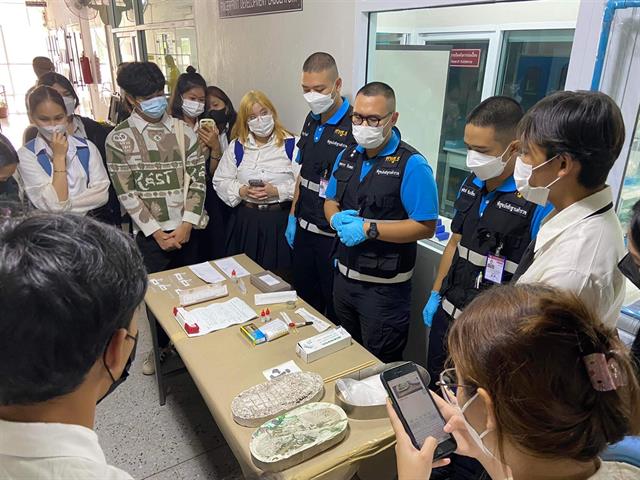 มื่อวันที่ 22 สิงหาคม 2565 คณะนิติศาสตร์ มหาวิทยาลัยพะเยา นำโดย อาจารย์อุดมศักดิ์ จิรกาลกุลเกษม อาจารย์ผู้สอนรายวิชากฎหมายการแพทย์และนิติวิทยาศาสตร์เบื้องต้น ได้ดำเนินกิจกรรมการศึกษาดูงานด้านนิติวิทยาศาสตร์ ภายใต้โครงการอบรมสัมมนาเพื่อฝึกประสบการณ์และพัฒนาทักษะวิชาชีพทางกฎหมาย โดยนำนิสิตในรายวิชาดังกล่าวเข้าศึกษาดูงานและขั้นตอนของการตรวจและพิสูจน์หลักฐาน ณ ศูนย์พิสูจน์หลักฐาน 5 จังหวัดลำปาง ทั้งนี้มีวัตถุประสงค์เพื่อให้นิสิตได้มีความรู้ความเข้าใจบทบาทและความสำคัญของกฎหมายการแพทย์และนิติวิทยาศาสตร์ วิทยาการทางการแพทย์ที่สัมพันธ์กับการใช้กฎหมาย ความรู้เบื้องต้นเกี่ยวกับนิติวิทยาศาสตร์ การชันสูตรพลิกศพและการพิสูจน์หลักฐานสำหรับการดำเนินคดีอาญาและแพ่ง นอกจากนี้นิสิตจะได้เรียนรู้รายวิชานิติวิทยาศาสตร์จากการปฏิบัติงานจริงและเห็นความสำคัญของวิชานิติวิทยาศาสตร์ที่เข้ามามีบทบาทในกระบวนการยุติธรรม  ในการนี้ศูนย์พิสูจน์หลักฐาน 5 จังหวัดลำปาง ได้จัดฐานการเรียนรู้ให้กับนิสิตได้ร่วมกิจกรรมการเรียนรู้ตลอดทั้งวัน เช่น การหาลายนิ้วมือแฝง  การเก็บพยานหลักฐานในที่เกิดเหตุ การตรวจพยานหลักฐานเอกสาร การพิสูจน์พยานหลักฐานโดยใช้เคมีกับฟิสิกส์ การพิสูจน์ลายนิ้วมือแฝง การพิสูจน์อาวุธปืนและกระสุน การตรวจหา DNA การหาปริมาณและคุณภาพของยาเสพติด และการพิสูจน์หลักฐานในคอมพิวเตอร์