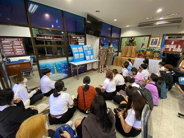 มื่อวันที่ 22 สิงหาคม 2565 คณะนิติศาสตร์ มหาวิทยาลัยพะเยา นำโดย อาจารย์อุดมศักดิ์ จิรกาลกุลเกษม อาจารย์ผู้สอนรายวิชากฎหมายการแพทย์และนิติวิทยาศาสตร์เบื้องต้น ได้ดำเนินกิจกรรมการศึกษาดูงานด้านนิติวิทยาศาสตร์ ภายใต้โครงการอบรมสัมมนาเพื่อฝึกประสบการณ์และพัฒนาทักษะวิชาชีพทางกฎหมาย โดยนำนิสิตในรายวิชาดังกล่าวเข้าศึกษาดูงานและขั้นตอนของการตรวจและพิสูจน์หลักฐาน ณ ศูนย์พิสูจน์หลักฐาน 5 จังหวัดลำปาง ทั้งนี้มีวัตถุประสงค์เพื่อให้นิสิตได้มีความรู้ความเข้าใจบทบาทและความสำคัญของกฎหมายการแพทย์และนิติวิทยาศาสตร์ วิทยาการทางการแพทย์ที่สัมพันธ์กับการใช้กฎหมาย ความรู้เบื้องต้นเกี่ยวกับนิติวิทยาศาสตร์ การชันสูตรพลิกศพและการพิสูจน์หลักฐานสำหรับการดำเนินคดีอาญาและแพ่ง นอกจากนี้นิสิตจะได้เรียนรู้รายวิชานิติวิทยาศาสตร์จากการปฏิบัติงานจริงและเห็นความสำคัญของวิชานิติวิทยาศาสตร์ที่เข้ามามีบทบาทในกระบวนการยุติธรรม  ในการนี้ศูนย์พิสูจน์หลักฐาน 5 จังหวัดลำปาง ได้จัดฐานการเรียนรู้ให้กับนิสิตได้ร่วมกิจกรรมการเรียนรู้ตลอดทั้งวัน เช่น การหาลายนิ้วมือแฝง  การเก็บพยานหลักฐานในที่เกิดเหตุ การตรวจพยานหลักฐานเอกสาร การพิสูจน์พยานหลักฐานโดยใช้เคมีกับฟิสิกส์ การพิสูจน์ลายนิ้วมือแฝง การพิสูจน์อาวุธปืนและกระสุน การตรวจหา DNA การหาปริมาณและคุณภาพของยาเสพติด และการพิสูจน์หลักฐานในคอมพิวเตอร์