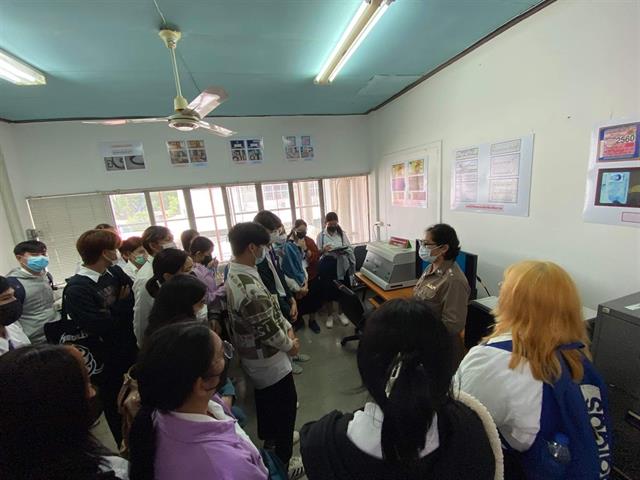 มื่อวันที่ 22 สิงหาคม 2565 คณะนิติศาสตร์ มหาวิทยาลัยพะเยา นำโดย อาจารย์อุดมศักดิ์ จิรกาลกุลเกษม อาจารย์ผู้สอนรายวิชากฎหมายการแพทย์และนิติวิทยาศาสตร์เบื้องต้น ได้ดำเนินกิจกรรมการศึกษาดูงานด้านนิติวิทยาศาสตร์ ภายใต้โครงการอบรมสัมมนาเพื่อฝึกประสบการณ์และพัฒนาทักษะวิชาชีพทางกฎหมาย โดยนำนิสิตในรายวิชาดังกล่าวเข้าศึกษาดูงานและขั้นตอนของการตรวจและพิสูจน์หลักฐาน ณ ศูนย์พิสูจน์หลักฐาน 5 จังหวัดลำปาง ทั้งนี้มีวัตถุประสงค์เพื่อให้นิสิตได้มีความรู้ความเข้าใจบทบาทและความสำคัญของกฎหมายการแพทย์และนิติวิทยาศาสตร์ วิทยาการทางการแพทย์ที่สัมพันธ์กับการใช้กฎหมาย ความรู้เบื้องต้นเกี่ยวกับนิติวิทยาศาสตร์ การชันสูตรพลิกศพและการพิสูจน์หลักฐานสำหรับการดำเนินคดีอาญาและแพ่ง นอกจากนี้นิสิตจะได้เรียนรู้รายวิชานิติวิทยาศาสตร์จากการปฏิบัติงานจริงและเห็นความสำคัญของวิชานิติวิทยาศาสตร์ที่เข้ามามีบทบาทในกระบวนการยุติธรรม  ในการนี้ศูนย์พิสูจน์หลักฐาน 5 จังหวัดลำปาง ได้จัดฐานการเรียนรู้ให้กับนิสิตได้ร่วมกิจกรรมการเรียนรู้ตลอดทั้งวัน เช่น การหาลายนิ้วมือแฝง  การเก็บพยานหลักฐานในที่เกิดเหตุ การตรวจพยานหลักฐานเอกสาร การพิสูจน์พยานหลักฐานโดยใช้เคมีกับฟิสิกส์ การพิสูจน์ลายนิ้วมือแฝง การพิสูจน์อาวุธปืนและกระสุน การตรวจหา DNA การหาปริมาณและคุณภาพของยาเสพติด และการพิสูจน์หลักฐานในคอมพิวเตอร์