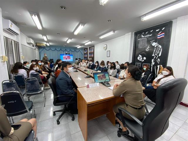 มื่อวันที่ 22 สิงหาคม 2565 คณะนิติศาสตร์ มหาวิทยาลัยพะเยา นำโดย อาจารย์อุดมศักดิ์ จิรกาลกุลเกษม อาจารย์ผู้สอนรายวิชากฎหมายการแพทย์และนิติวิทยาศาสตร์เบื้องต้น ได้ดำเนินกิจกรรมการศึกษาดูงานด้านนิติวิทยาศาสตร์ ภายใต้โครงการอบรมสัมมนาเพื่อฝึกประสบการณ์และพัฒนาทักษะวิชาชีพทางกฎหมาย โดยนำนิสิตในรายวิชาดังกล่าวเข้าศึกษาดูงานและขั้นตอนของการตรวจและพิสูจน์หลักฐาน ณ ศูนย์พิสูจน์หลักฐาน 5 จังหวัดลำปาง ทั้งนี้มีวัตถุประสงค์เพื่อให้นิสิตได้มีความรู้ความเข้าใจบทบาทและความสำคัญของกฎหมายการแพทย์และนิติวิทยาศาสตร์ วิทยาการทางการแพทย์ที่สัมพันธ์กับการใช้กฎหมาย ความรู้เบื้องต้นเกี่ยวกับนิติวิทยาศาสตร์ การชันสูตรพลิกศพและการพิสูจน์หลักฐานสำหรับการดำเนินคดีอาญาและแพ่ง นอกจากนี้นิสิตจะได้เรียนรู้รายวิชานิติวิทยาศาสตร์จากการปฏิบัติงานจริงและเห็นความสำคัญของวิชานิติวิทยาศาสตร์ที่เข้ามามีบทบาทในกระบวนการยุติธรรม  ในการนี้ศูนย์พิสูจน์หลักฐาน 5 จังหวัดลำปาง ได้จัดฐานการเรียนรู้ให้กับนิสิตได้ร่วมกิจกรรมการเรียนรู้ตลอดทั้งวัน เช่น การหาลายนิ้วมือแฝง  การเก็บพยานหลักฐานในที่เกิดเหตุ การตรวจพยานหลักฐานเอกสาร การพิสูจน์พยานหลักฐานโดยใช้เคมีกับฟิสิกส์ การพิสูจน์ลายนิ้วมือแฝง การพิสูจน์อาวุธปืนและกระสุน การตรวจหา DNA การหาปริมาณและคุณภาพของยาเสพติด และการพิสูจน์หลักฐานในคอมพิวเตอร์