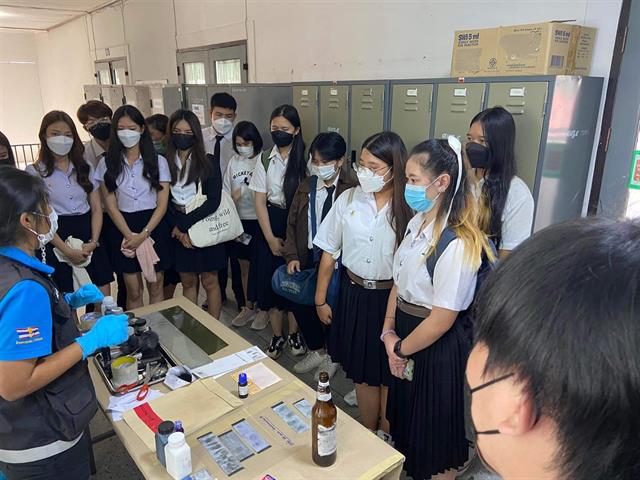 มื่อวันที่ 22 สิงหาคม 2565 คณะนิติศาสตร์ มหาวิทยาลัยพะเยา นำโดย อาจารย์อุดมศักดิ์ จิรกาลกุลเกษม อาจารย์ผู้สอนรายวิชากฎหมายการแพทย์และนิติวิทยาศาสตร์เบื้องต้น ได้ดำเนินกิจกรรมการศึกษาดูงานด้านนิติวิทยาศาสตร์ ภายใต้โครงการอบรมสัมมนาเพื่อฝึกประสบการณ์และพัฒนาทักษะวิชาชีพทางกฎหมาย โดยนำนิสิตในรายวิชาดังกล่าวเข้าศึกษาดูงานและขั้นตอนของการตรวจและพิสูจน์หลักฐาน ณ ศูนย์พิสูจน์หลักฐาน 5 จังหวัดลำปาง ทั้งนี้มีวัตถุประสงค์เพื่อให้นิสิตได้มีความรู้ความเข้าใจบทบาทและความสำคัญของกฎหมายการแพทย์และนิติวิทยาศาสตร์ วิทยาการทางการแพทย์ที่สัมพันธ์กับการใช้กฎหมาย ความรู้เบื้องต้นเกี่ยวกับนิติวิทยาศาสตร์ การชันสูตรพลิกศพและการพิสูจน์หลักฐานสำหรับการดำเนินคดีอาญาและแพ่ง นอกจากนี้นิสิตจะได้เรียนรู้รายวิชานิติวิทยาศาสตร์จากการปฏิบัติงานจริงและเห็นความสำคัญของวิชานิติวิทยาศาสตร์ที่เข้ามามีบทบาทในกระบวนการยุติธรรม  ในการนี้ศูนย์พิสูจน์หลักฐาน 5 จังหวัดลำปาง ได้จัดฐานการเรียนรู้ให้กับนิสิตได้ร่วมกิจกรรมการเรียนรู้ตลอดทั้งวัน เช่น การหาลายนิ้วมือแฝง  การเก็บพยานหลักฐานในที่เกิดเหตุ การตรวจพยานหลักฐานเอกสาร การพิสูจน์พยานหลักฐานโดยใช้เคมีกับฟิสิกส์ การพิสูจน์ลายนิ้วมือแฝง การพิสูจน์อาวุธปืนและกระสุน การตรวจหา DNA การหาปริมาณและคุณภาพของยาเสพติด และการพิสูจน์หลักฐานในคอมพิวเตอร์