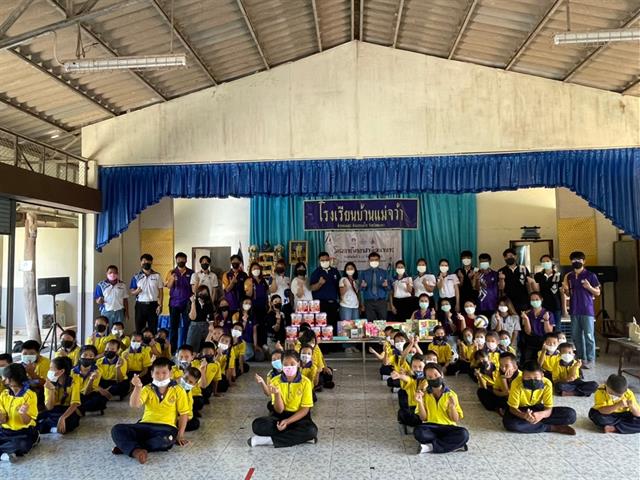 ตัวแทนนิสิตคณะนิติศาสตร์ และชมรมวิชาการคณะนิติศาสตร์ มหาวิทยาลัยพะเยา ดำเนินโครงการ นิติจิตอาสาพัฒนาบวร  ณ โรงเรียนบ้านแม่จว้า ตำบลแม่สุก อำเภอแม่ใจ จังหวัดพะเยา 
