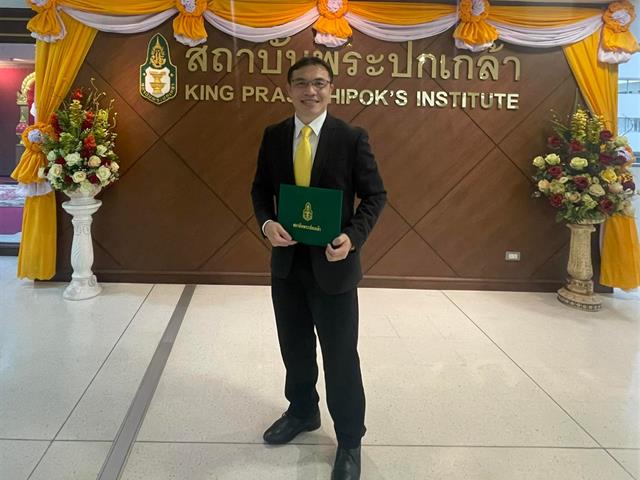 5 กันยายน 2565 สถาบันพระปกเกล้า จัดพิธีมอบเข็มกิตติคุณและประกาศนียบัตรสถาบันพระปกเกล้า ประจำปี 2565 ณ ศูนย์ประชุมวายุภักษ์ โรงแรมเซ็นทราศูนย์ราชการฯ แจ้งวัฒนะ โดยได้รับเกียรติจาก นายชวน หลีกภัย ประธานรัฐสภาในฐานะประธานสภาสถาบันพระปกเกล้า มอบเข็มกิตติคุณและประกาศนียบัตรสถาบันพระปกเกล้าให้แก่ผู้ทำคุณประโยชน์และผู้สำเร็จการศึกษาหลักสูตรประกาศนียบัตรที่ดำเนินการจัดฝึกอบรมโดยสถาบันพระปกเกล้า  คณะนิติศาสตร์ ขอแสดงความยินดีกับ ผู้ช่วยศาสตราจารย์อุดม งามเมืองสกุล คณบดีคณะนิติศาสตร์ มหาวิทยาลัยพะเยา เนื่องในโอกาสสำเร็จการฝึกอบรมหลักสูตร “ประกาศนียบัตรสิทธิมนุษยชนสำหรับนักบริหารระดับสูง” (ปสม.)  ซึ่งจัดโดย สำนักงานคณะกรรมการสิทธิมนุษยชนแห่งชาติ และ สถาบันพระปกเกล้า