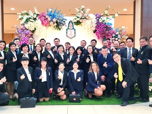 5 กันยายน 2565 สถาบันพระปกเกล้า จัดพิธีมอบเข็มกิตติคุณและประกาศนียบัตรสถาบันพระปกเกล้า ประจำปี 2565 ณ ศูนย์ประชุมวายุภักษ์ โรงแรมเซ็นทราศูนย์ราชการฯ แจ้งวัฒนะ โดยได้รับเกียรติจาก นายชวน หลีกภัย ประธานรัฐสภาในฐานะประธานสภาสถาบันพระปกเกล้า มอบเข็มกิตติคุณและประกาศนียบัตรสถาบันพระปกเกล้าให้แก่ผู้ทำคุณประโยชน์และผู้สำเร็จการศึกษาหลักสูตรประกาศนียบัตรที่ดำเนินการจัดฝึกอบรมโดยสถาบันพระปกเกล้า  คณะนิติศาสตร์ ขอแสดงความยินดีกับ ผู้ช่วยศาสตราจารย์อุดม งามเมืองสกุล คณบดีคณะนิติศาสตร์ มหาวิทยาลัยพะเยา เนื่องในโอกาสสำเร็จการฝึกอบรมหลักสูตร “ประกาศนียบัตรสิทธิมนุษยชนสำหรับนักบริหารระดับสูง” (ปสม.)  ซึ่งจัดโดย สำนักงานคณะกรรมการสิทธิมนุษยชนแห่งชาติ และ สถาบันพระปกเกล้า