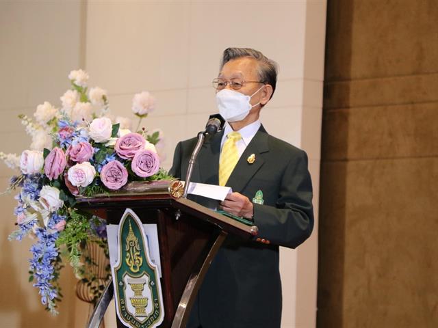 5 กันยายน 2565 สถาบันพระปกเกล้า จัดพิธีมอบเข็มกิตติคุณและประกาศนียบัตรสถาบันพระปกเกล้า ประจำปี 2565 ณ ศูนย์ประชุมวายุภักษ์ โรงแรมเซ็นทราศูนย์ราชการฯ แจ้งวัฒนะ โดยได้รับเกียรติจาก นายชวน หลีกภัย ประธานรัฐสภาในฐานะประธานสภาสถาบันพระปกเกล้า มอบเข็มกิตติคุณและประกาศนียบัตรสถาบันพระปกเกล้าให้แก่ผู้ทำคุณประโยชน์และผู้สำเร็จการศึกษาหลักสูตรประกาศนียบัตรที่ดำเนินการจัดฝึกอบรมโดยสถาบันพระปกเกล้า  คณะนิติศาสตร์ ขอแสดงความยินดีกับ ผู้ช่วยศาสตราจารย์อุดม งามเมืองสกุล คณบดีคณะนิติศาสตร์ มหาวิทยาลัยพะเยา เนื่องในโอกาสสำเร็จการฝึกอบรมหลักสูตร “ประกาศนียบัตรสิทธิมนุษยชนสำหรับนักบริหารระดับสูง” (ปสม.)  ซึ่งจัดโดย สำนักงานคณะกรรมการสิทธิมนุษยชนแห่งชาติ และ สถาบันพระปกเกล้า