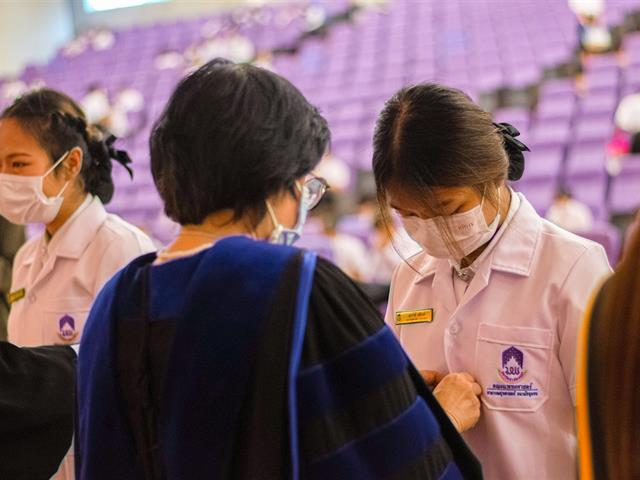 สาขาวิชาอนามัยชุมชนจัดพิธีมอบเสื้อปฏิบัติการและเข็มวิชาชีพแก่นิสิตสาขาวิชาอนามัยชุมชน ปีการศึกษา 2565