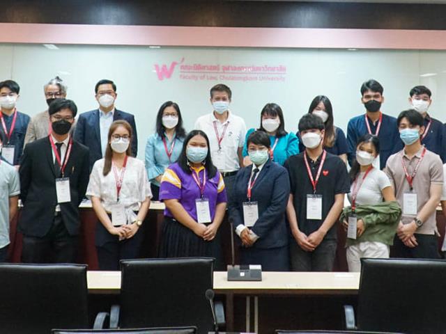 นิสิตคณะนิติศาสตร์คู่ขนานภาษาอังกฤษ และเพื่อนร่วมทีม ที่ได้รับรางวัลรองชนะเลิศอันดับหนึ่ง ได้รับเงินรางวัล 30,000 บาท จากการร่วมแข่งขันในโครงการ THE LAWNCH PAD for lawyers 