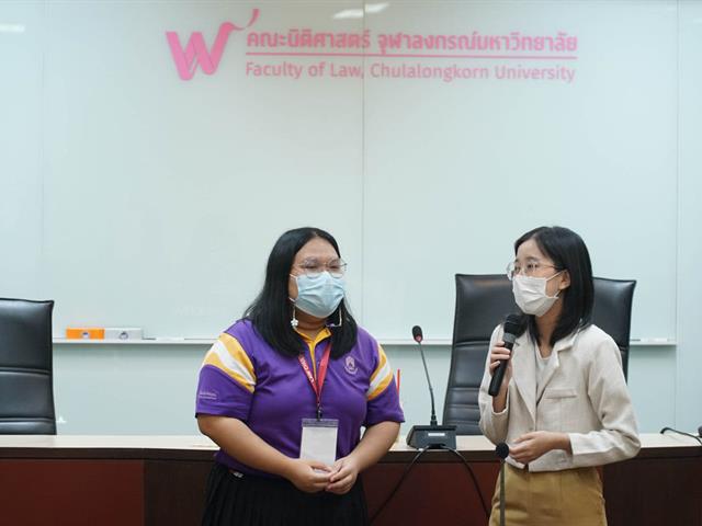นิสิตคณะนิติศาสตร์คู่ขนานภาษาอังกฤษ และเพื่อนร่วมทีม ที่ได้รับรางวัลรองชนะเลิศอันดับหนึ่ง ได้รับเงินรางวัล 30,000 บาท จากการร่วมแข่งขันในโครงการ THE LAWNCH PAD for lawyers 