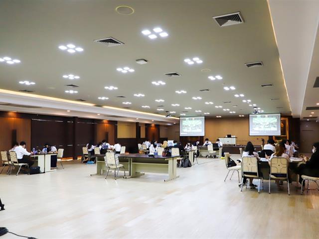 นิสิตคณะนิติศาสตร์คู่ขนานภาษาอังกฤษ และเพื่อนร่วมทีม ที่ได้รับรางวัลรองชนะเลิศอันดับหนึ่ง ได้รับเงินรางวัล 30,000 บาท จากการร่วมแข่งขันในโครงการ THE LAWNCH PAD for lawyers 
