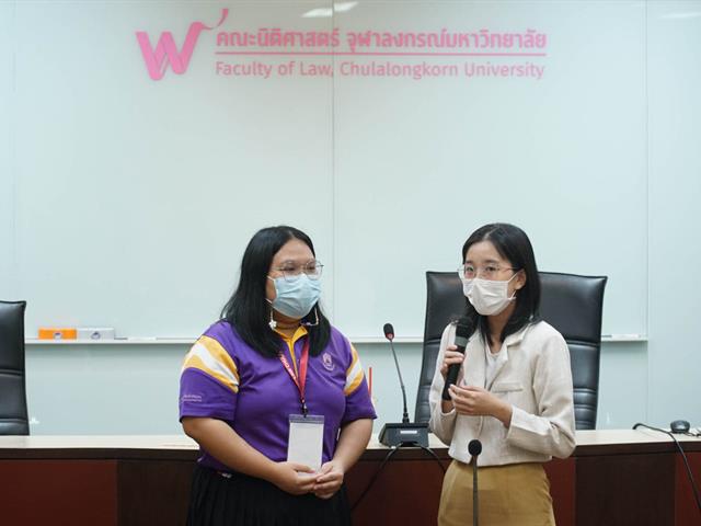 นิสิตคณะนิติศาสตร์คู่ขนานภาษาอังกฤษ และเพื่อนร่วมทีม ที่ได้รับรางวัลรองชนะเลิศอันดับหนึ่ง ได้รับเงินรางวัล 30,000 บาท จากการร่วมแข่งขันในโครงการ THE LAWNCH PAD for lawyers 