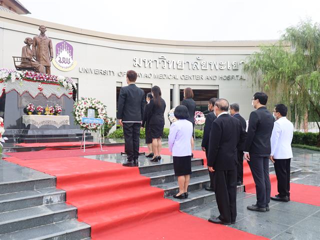 วางพวงมาลาถวายราชสักการะพระราชานุสาวรีย์ สมเด็จพระมหิตลาธิเบศร อดุลยเดชวิกรม พระบรมราชชนก 