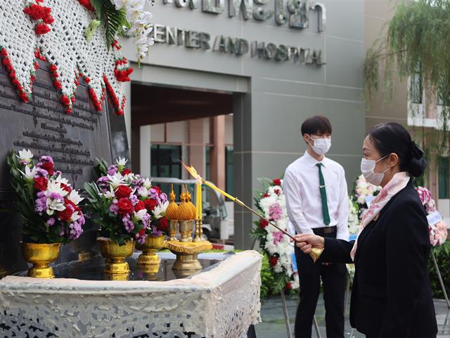 วางพวงมาลาถวายราชสักการะพระราชานุสาวรีย์ สมเด็จพระมหิตลาธิเบศร อดุลยเดชวิกรม พระบรมราชชนก 