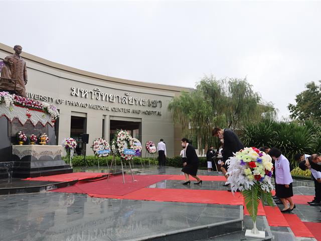 วางพวงมาลาถวายราชสักการะพระราชานุสาวรีย์ สมเด็จพระมหิตลาธิเบศร อดุลยเดชวิกรม พระบรมราชชนก 