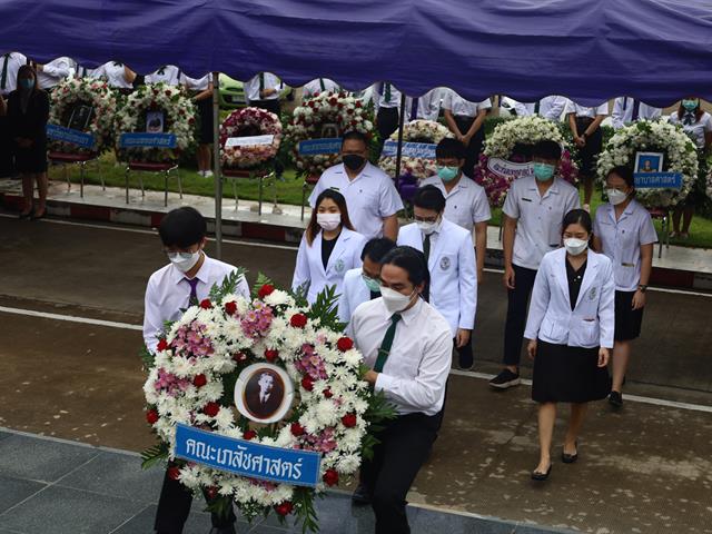 วางพวงมาลาถวายราชสักการะพระราชานุสาวรีย์ สมเด็จพระมหิตลาธิเบศร อดุลยเดชวิกรม พระบรมราชชนก 