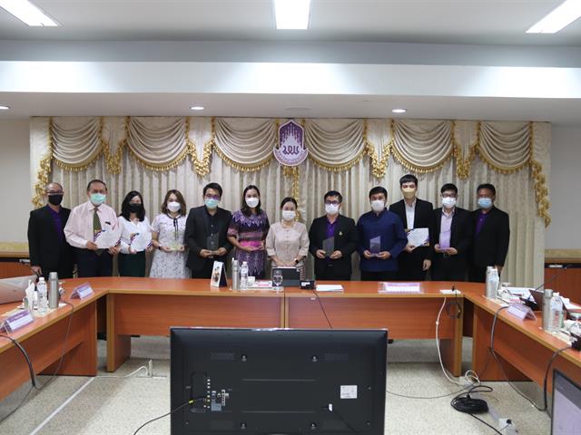 คณะเภสัชศาสตร์ มหาวิทยาลัยพะเยา ได้รับมอบโล่รางวัลเชิดชูเกียรติ 