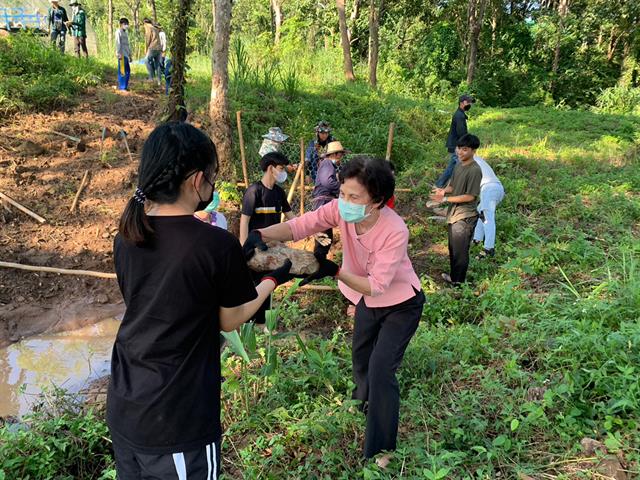 จัดทำฝายชะลอน้ำ ณ พื้นที่ศูนย์การเรียนรู้เศรษฐกิจพอเพียง  