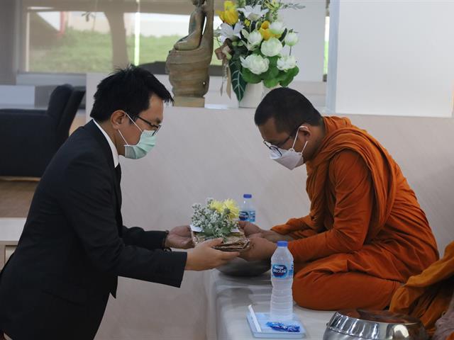 คณะเภสัชศาสตร์ มหาวิทยาลัยพะเยา จัดกิจกรรมทำบุญตักบาตรข้าวสารอาหารแห้งและรับฟังธรรมเทศนา 